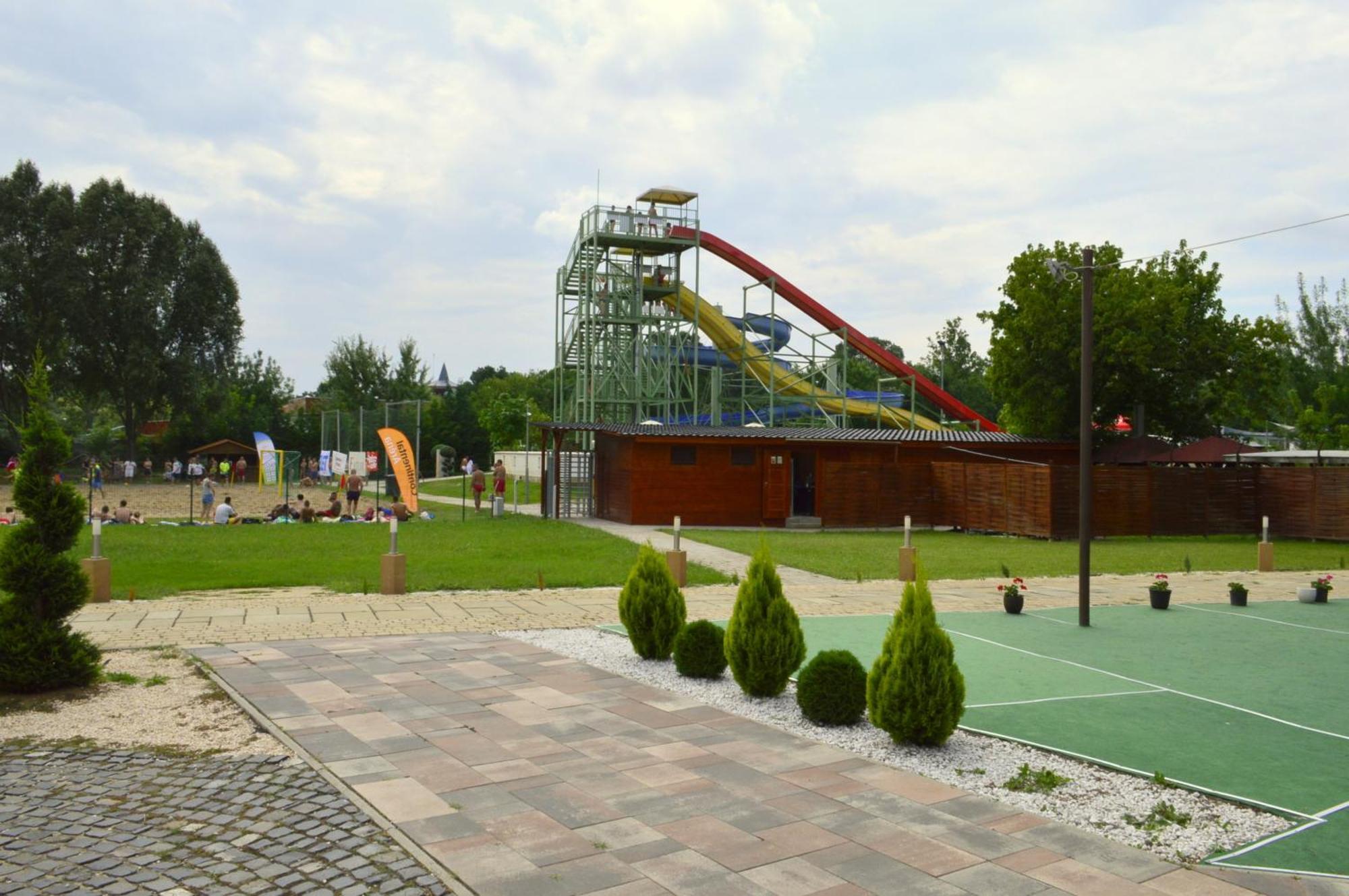 Hotel Irisz Ньїредьгаза Екстер'єр фото