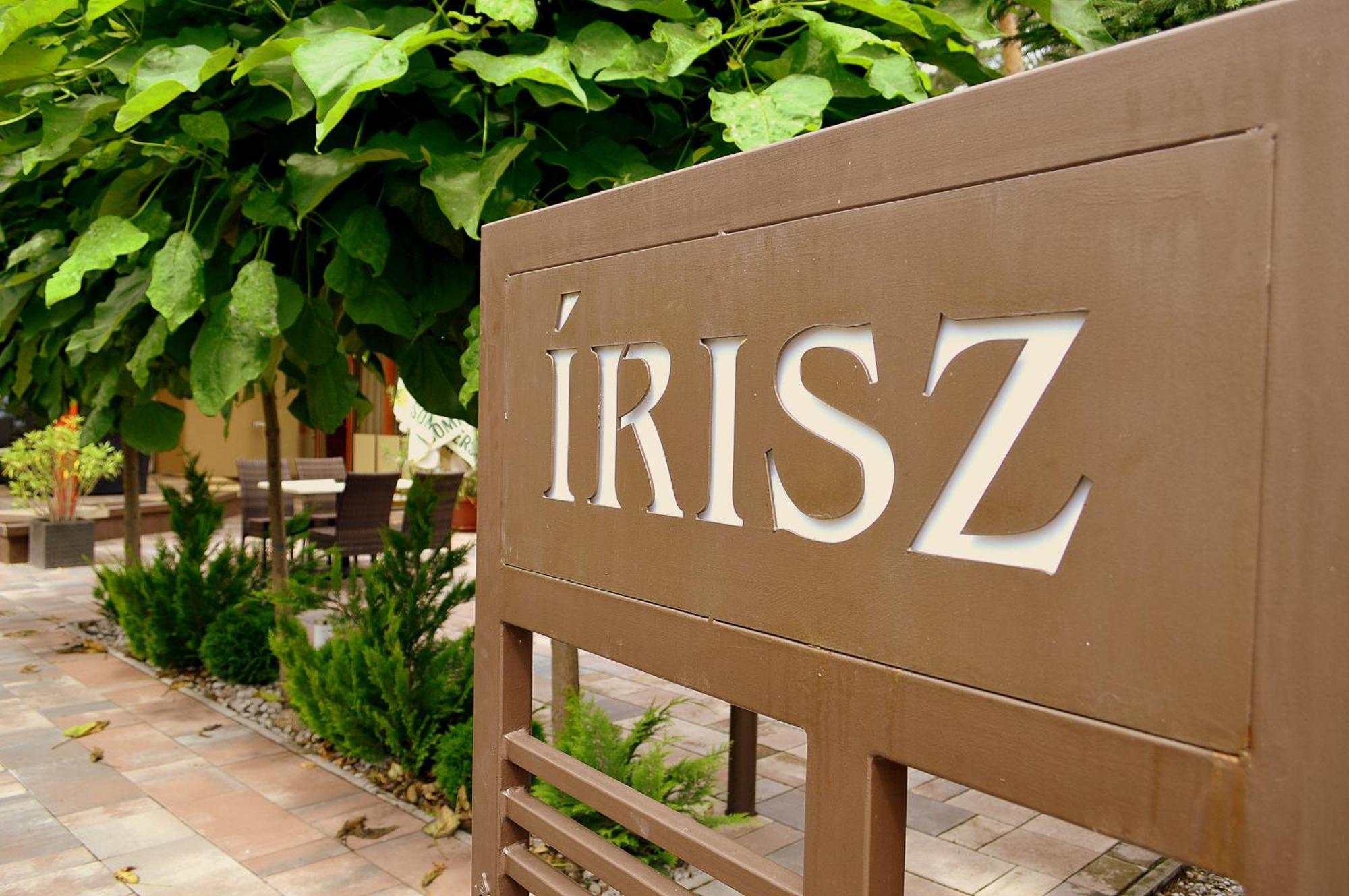 Hotel Irisz Ньїредьгаза Екстер'єр фото