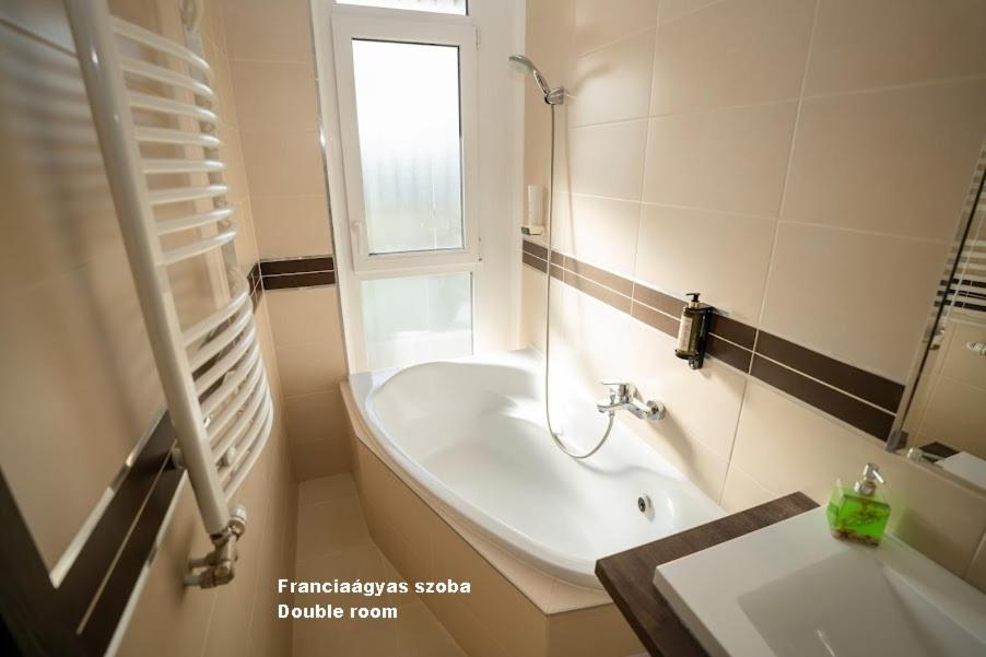 Hotel Irisz Ньїредьгаза Екстер'єр фото
