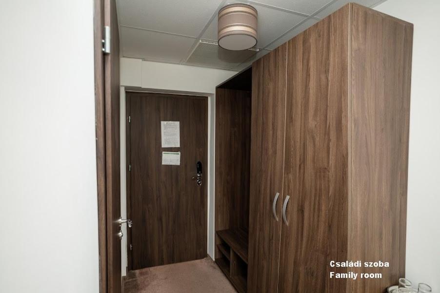 Hotel Irisz Ньїредьгаза Екстер'єр фото