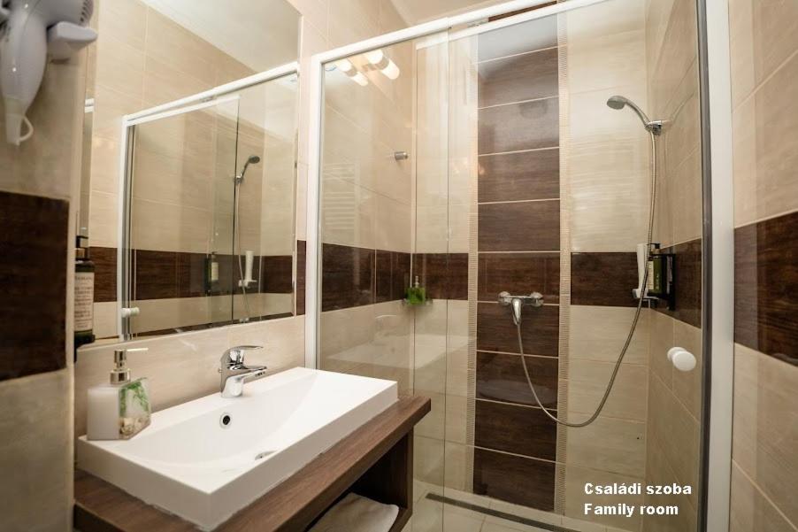 Hotel Irisz Ньїредьгаза Екстер'єр фото