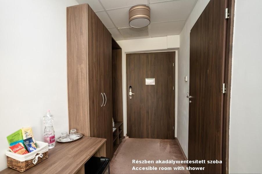 Hotel Irisz Ньїредьгаза Екстер'єр фото