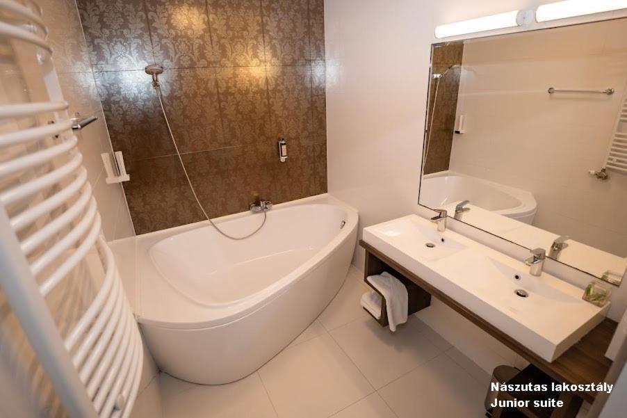 Hotel Irisz Ньїредьгаза Екстер'єр фото