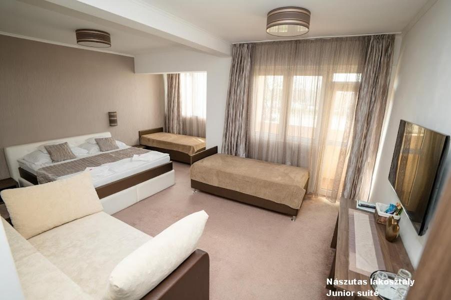 Hotel Irisz Ньїредьгаза Екстер'єр фото