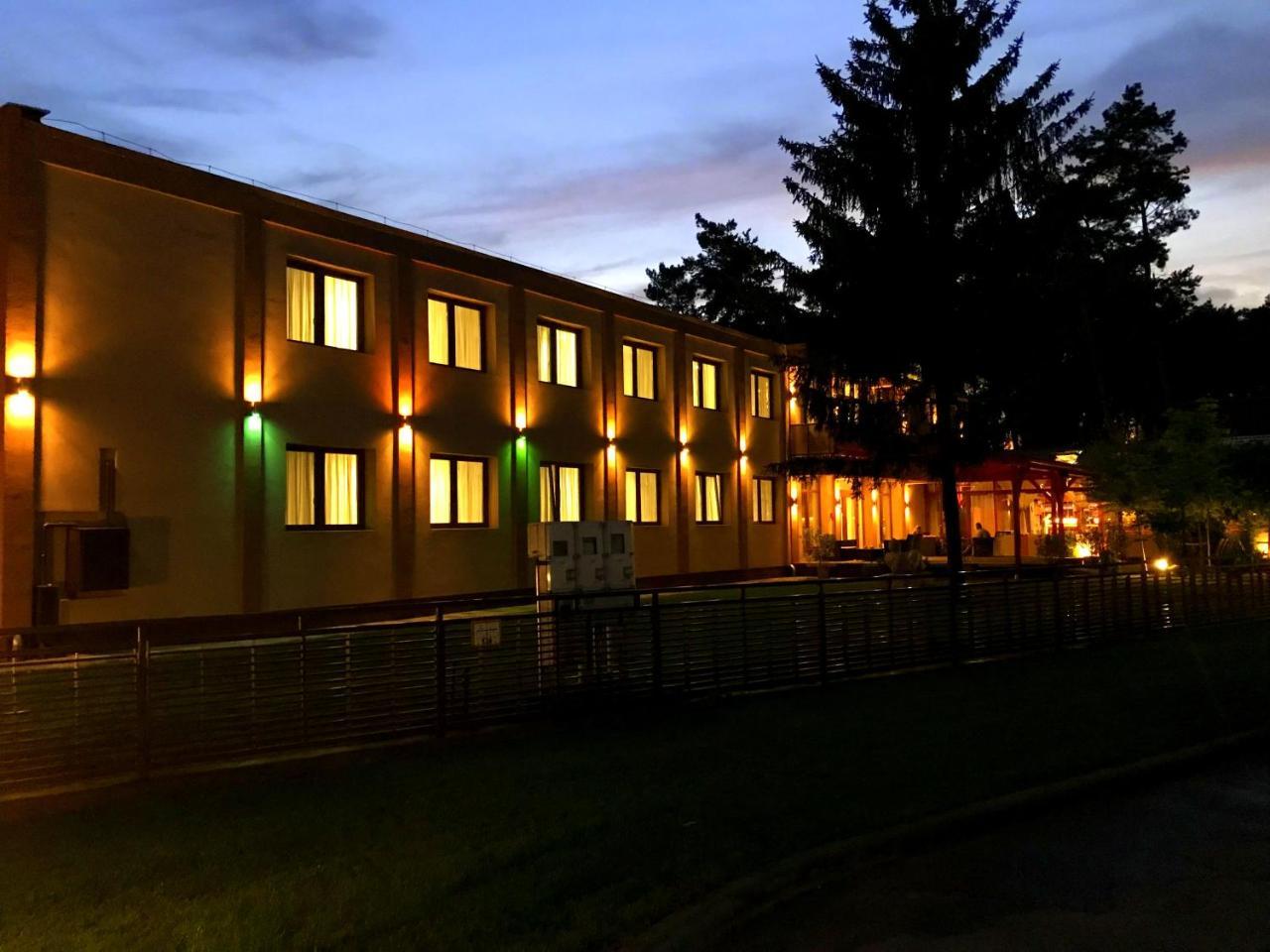 Hotel Irisz Ньїредьгаза Екстер'єр фото