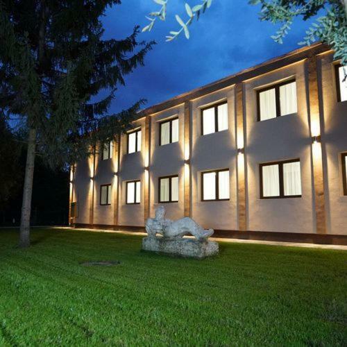 Hotel Irisz Ньїредьгаза Екстер'єр фото
